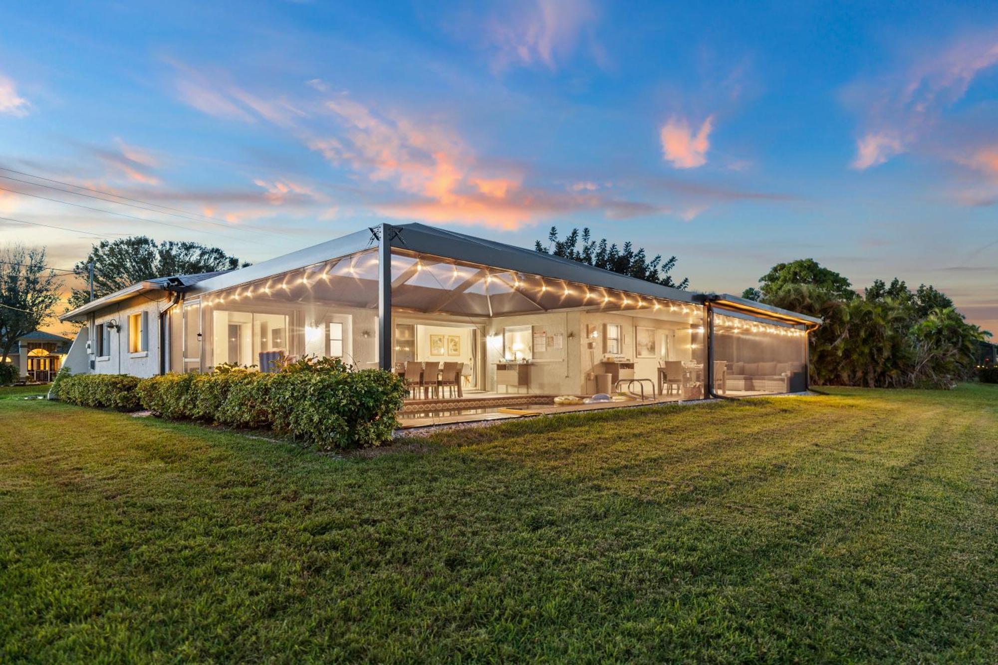 Serenity Waterfront Villa With King Suite, Private Pool, Great Lanai Enclosure And Long Water Views Cape Coral Eksteriør billede