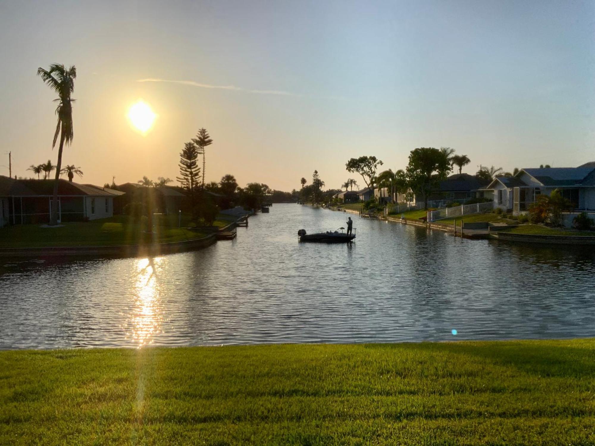 Serenity Waterfront Villa With King Suite, Private Pool, Great Lanai Enclosure And Long Water Views Cape Coral Eksteriør billede
