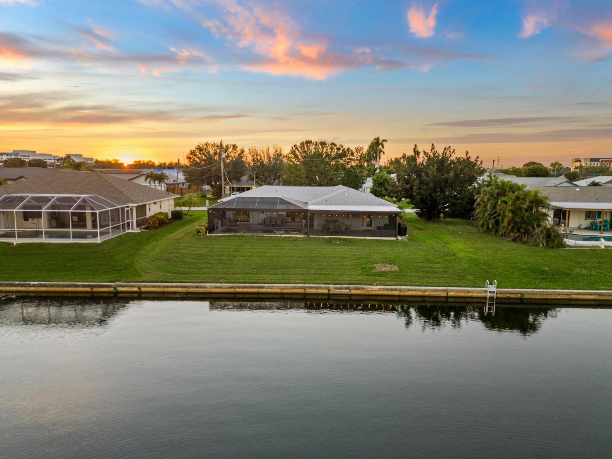 Serenity Waterfront Villa With King Suite, Private Pool, Great Lanai Enclosure And Long Water Views Cape Coral Eksteriør billede