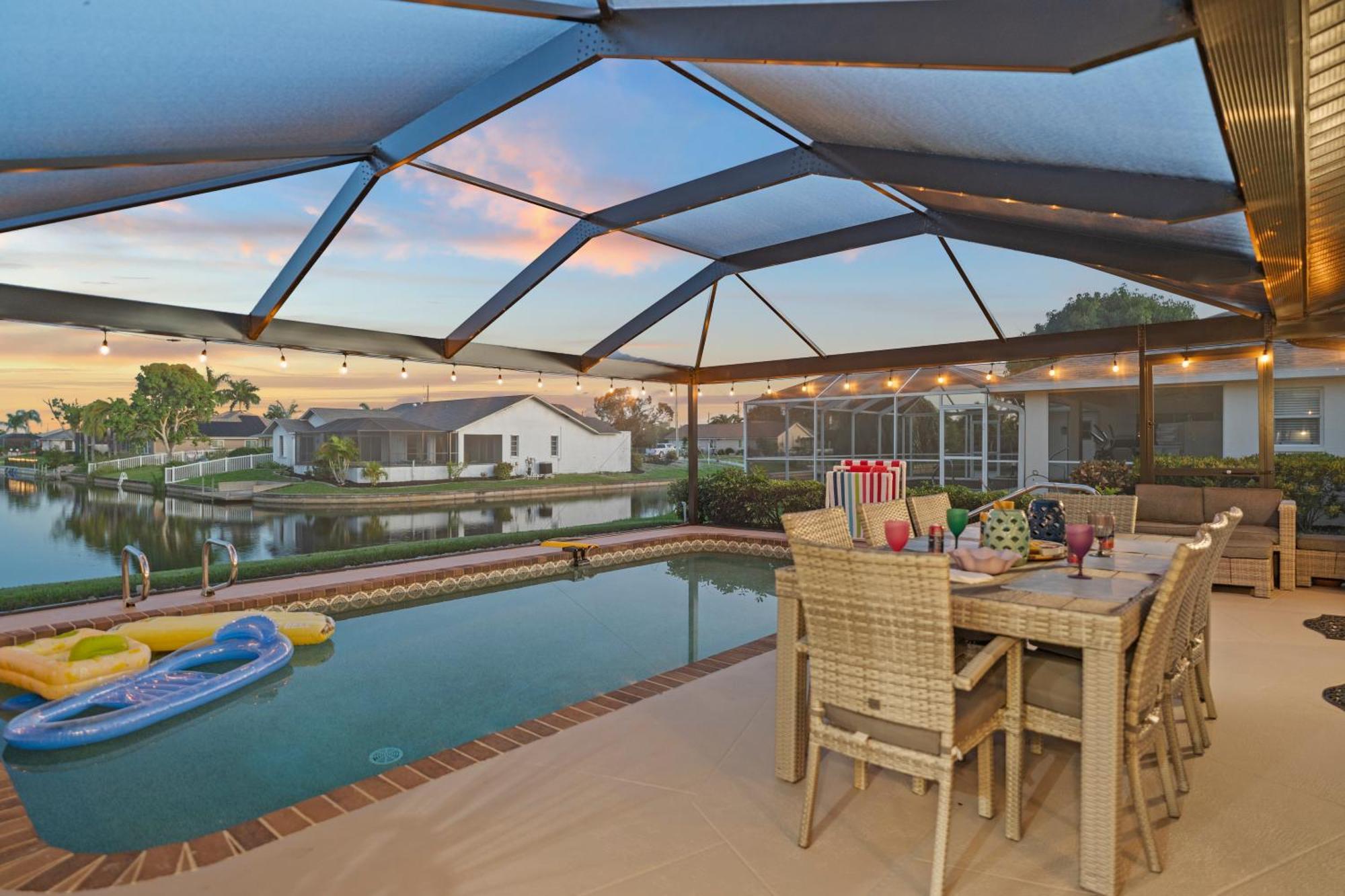 Serenity Waterfront Villa With King Suite, Private Pool, Great Lanai Enclosure And Long Water Views Cape Coral Eksteriør billede