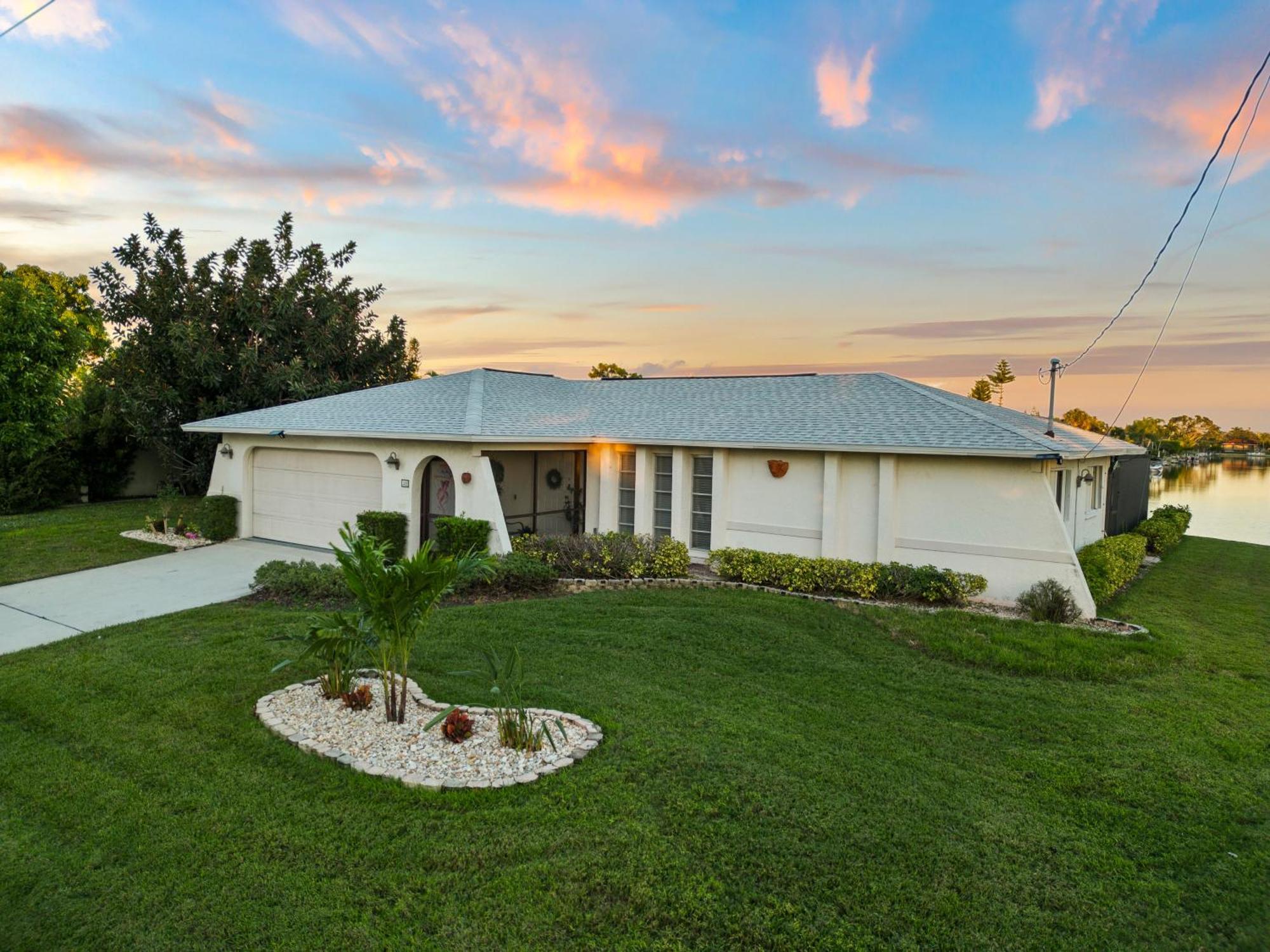 Serenity Waterfront Villa With King Suite, Private Pool, Great Lanai Enclosure And Long Water Views Cape Coral Eksteriør billede