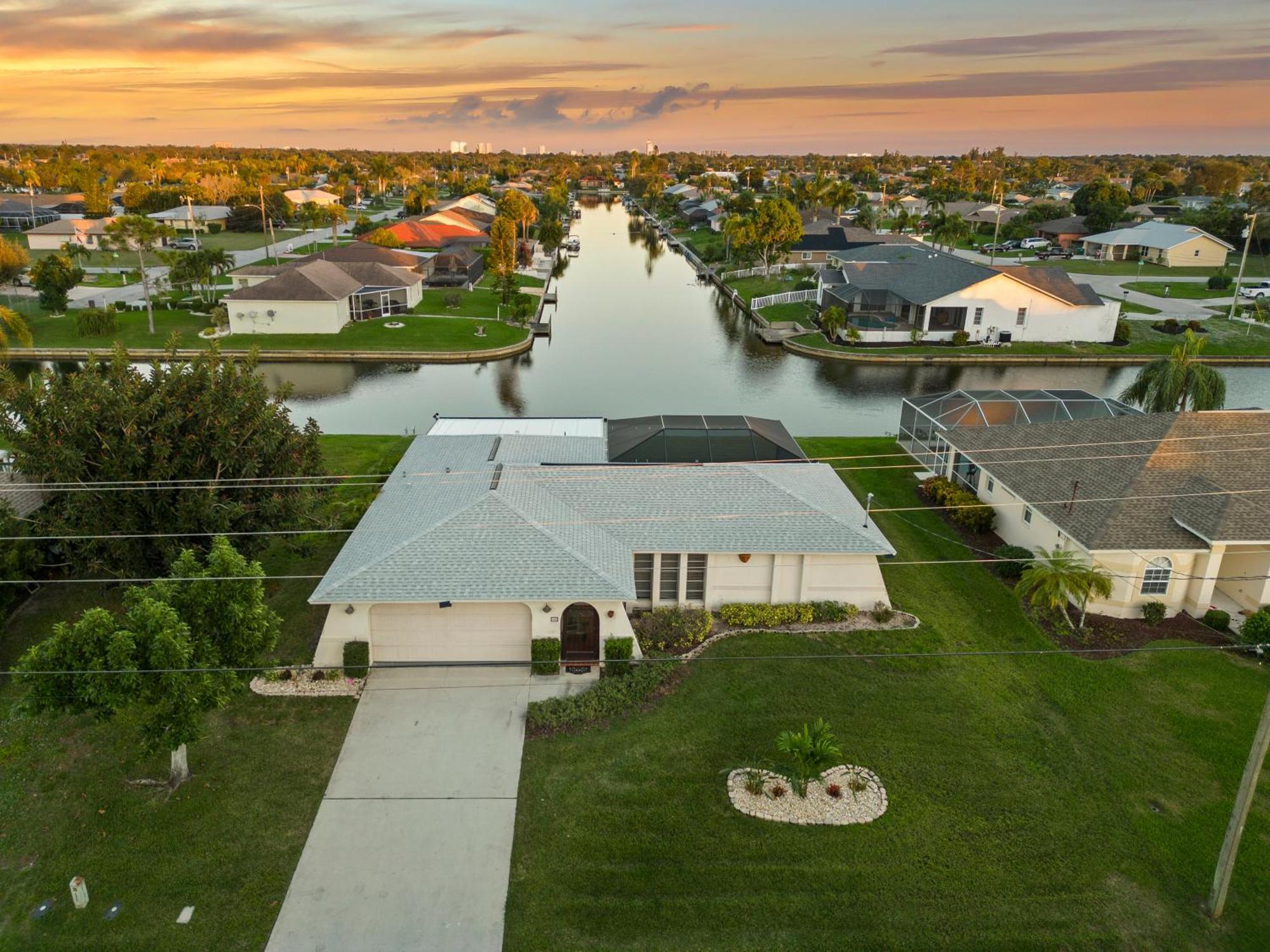 Serenity Waterfront Villa With King Suite, Private Pool, Great Lanai Enclosure And Long Water Views Cape Coral Eksteriør billede