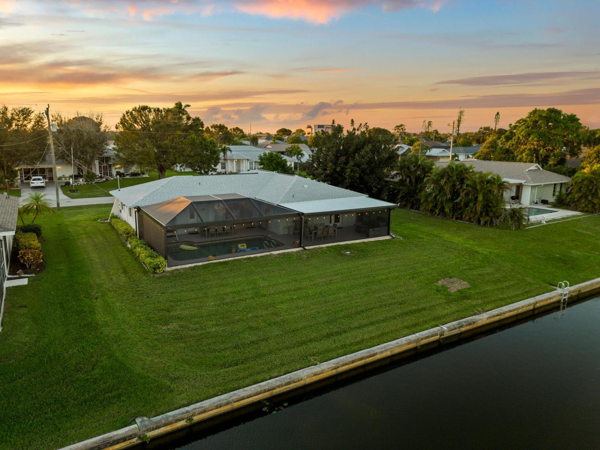 Serenity Waterfront Villa With King Suite, Private Pool, Great Lanai Enclosure And Long Water Views Cape Coral Eksteriør billede