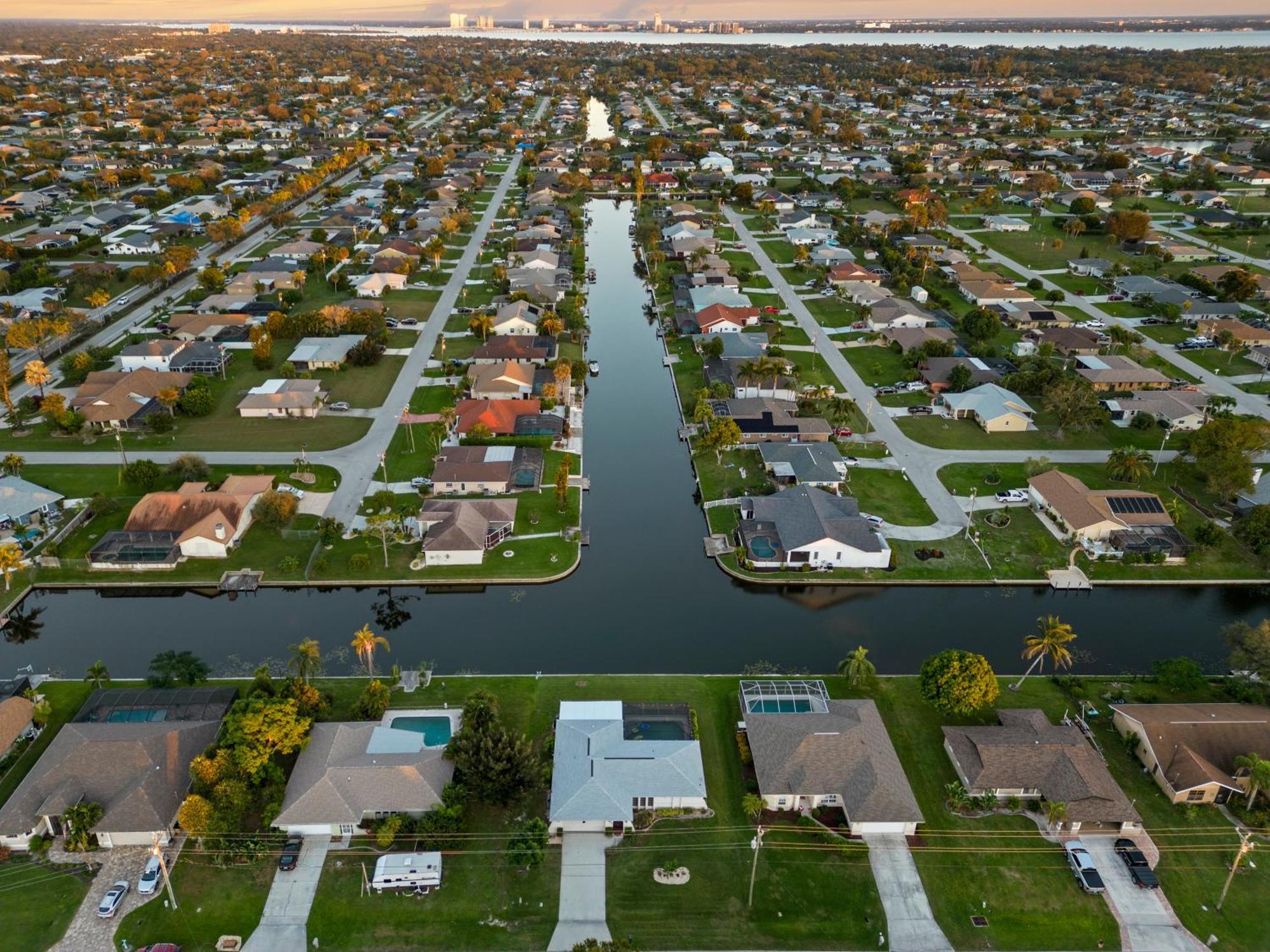 Serenity Waterfront Villa With King Suite, Private Pool, Great Lanai Enclosure And Long Water Views Cape Coral Eksteriør billede