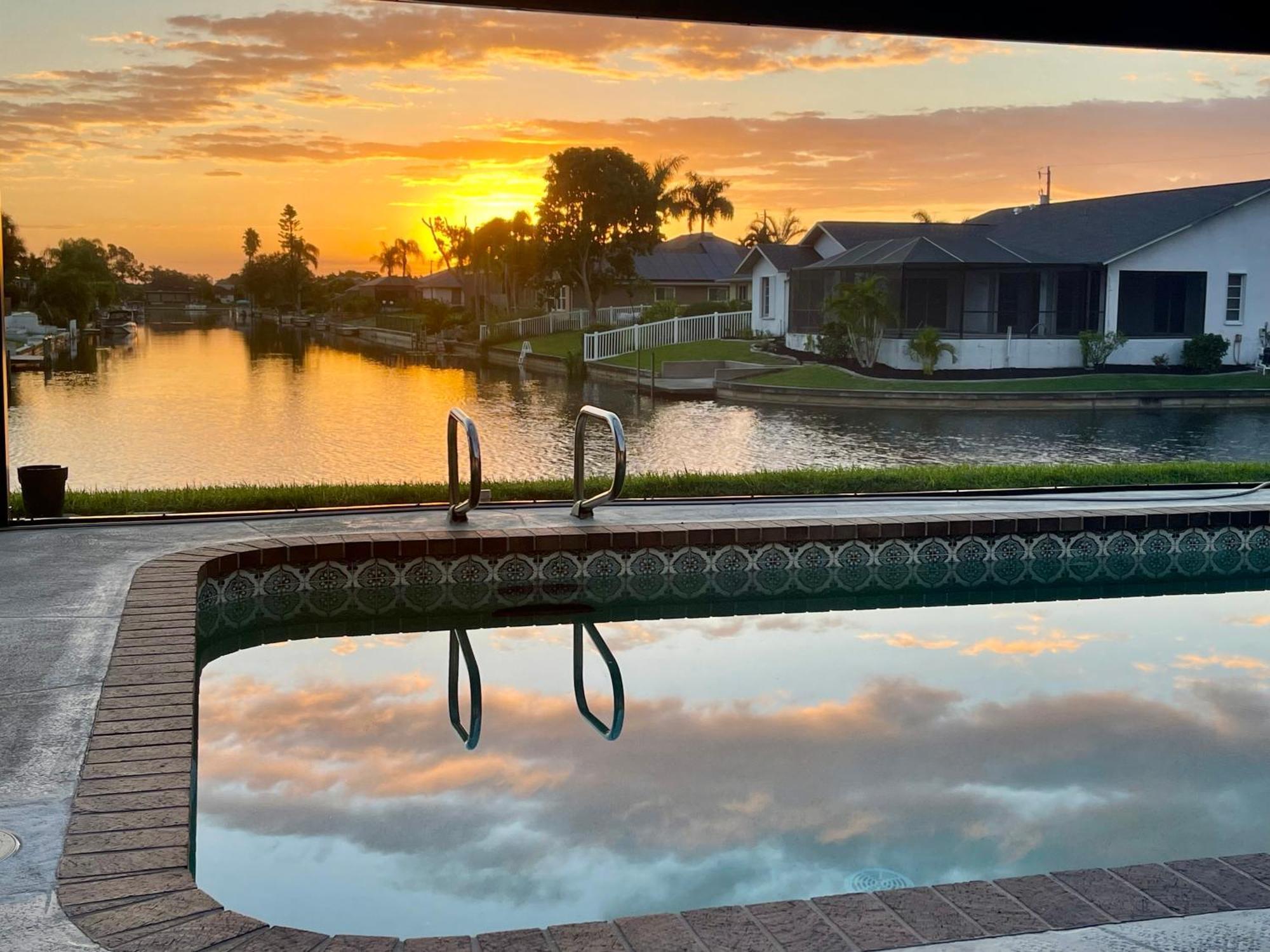 Serenity Waterfront Villa With King Suite, Private Pool, Great Lanai Enclosure And Long Water Views Cape Coral Eksteriør billede